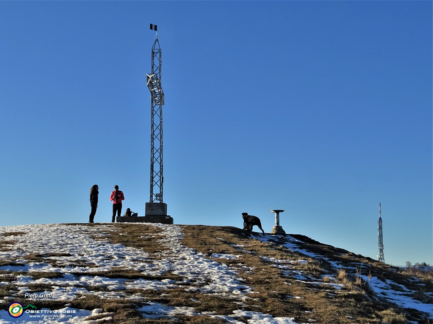 37 Alla croce di vetta del Linzone (1392 m).JPG